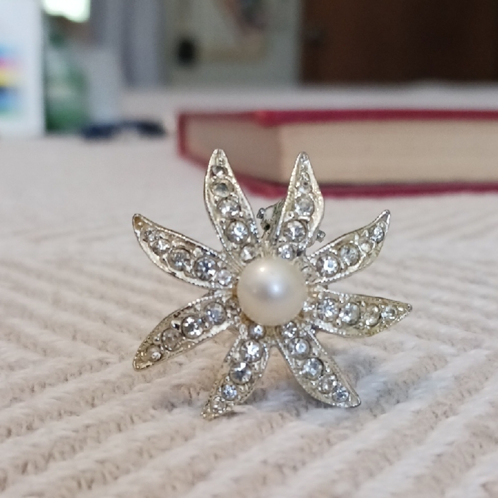 Elegant Silver and Pearl Flower Brooch - Picture 3 of 6